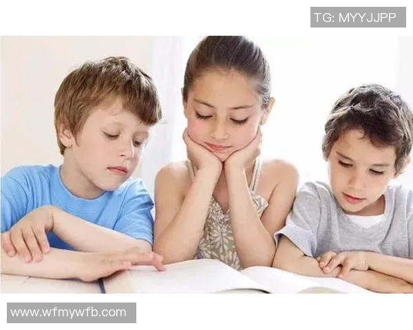 足球明星与黑人孩子的温馨瞬间展现梦想与希望的力量 足球明星与黑人孩子的温馨瞬间展现梦想与希望的力量